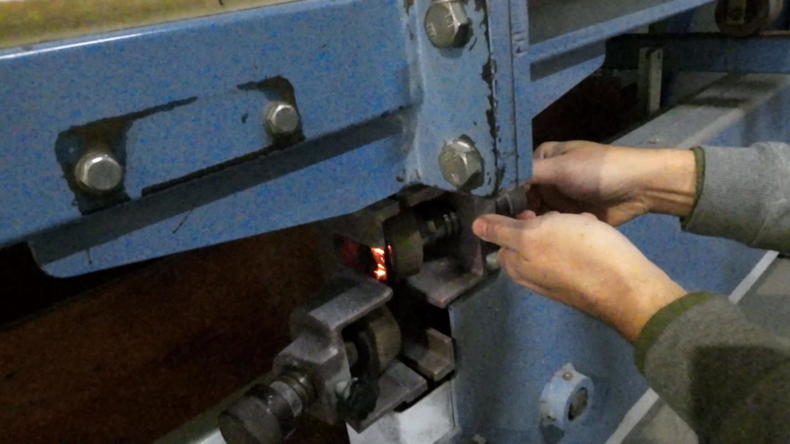 Setting the blade guide on a foam cutting machine